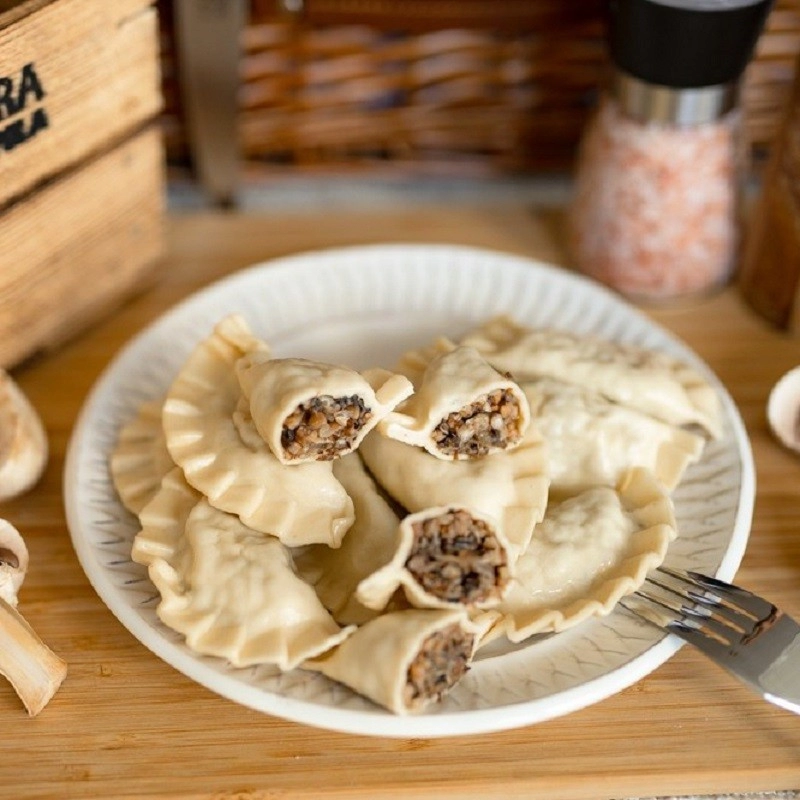 Pierogi z kaszą gryczaną i pieczarkami