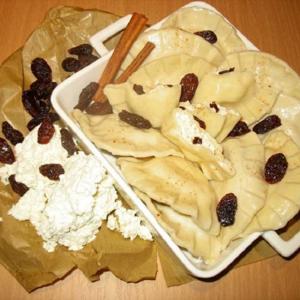 Pierogi z serem, rodzynkami i cynamonem
