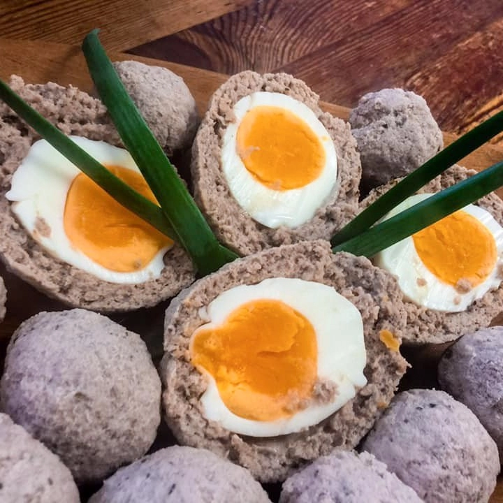 Jajka kurze parzone w białej kiełbasie