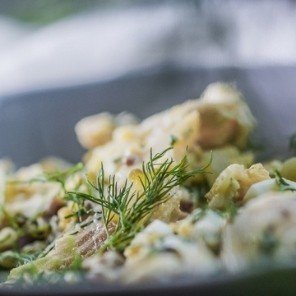 Sałatka z wędzonego pstrąga, z jajkiem i ogórkiem kiszonym